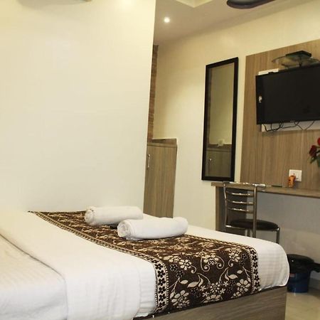 Hotel Time Gold Near Domestics Airport มุมไบ ภายนอก รูปภาพ