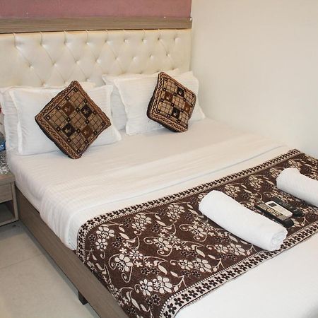 Hotel Time Gold Near Domestics Airport มุมไบ ภายนอก รูปภาพ