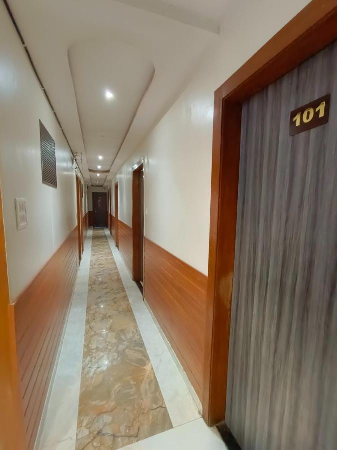 Hotel Time Gold Near Domestics Airport มุมไบ ภายนอก รูปภาพ