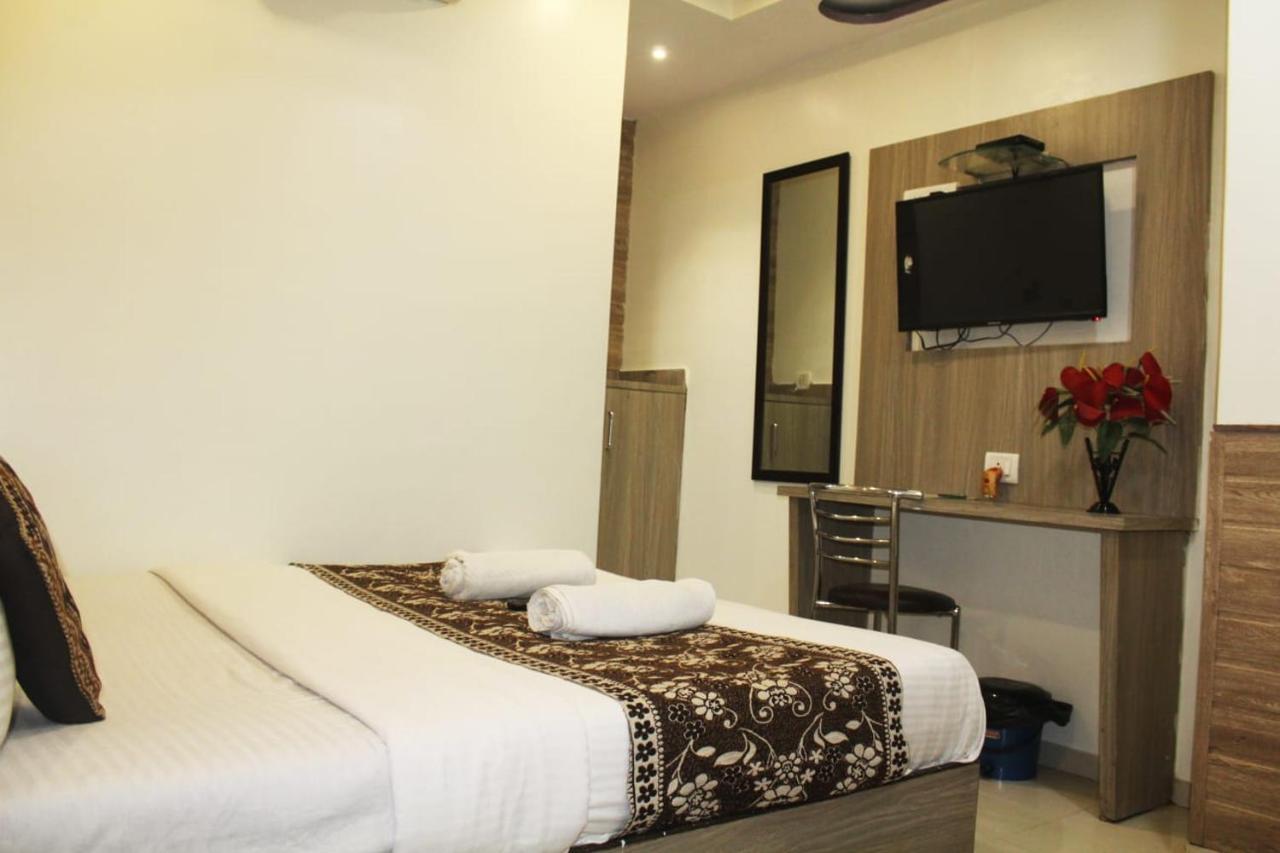 Hotel Time Gold Near Domestics Airport มุมไบ ภายนอก รูปภาพ