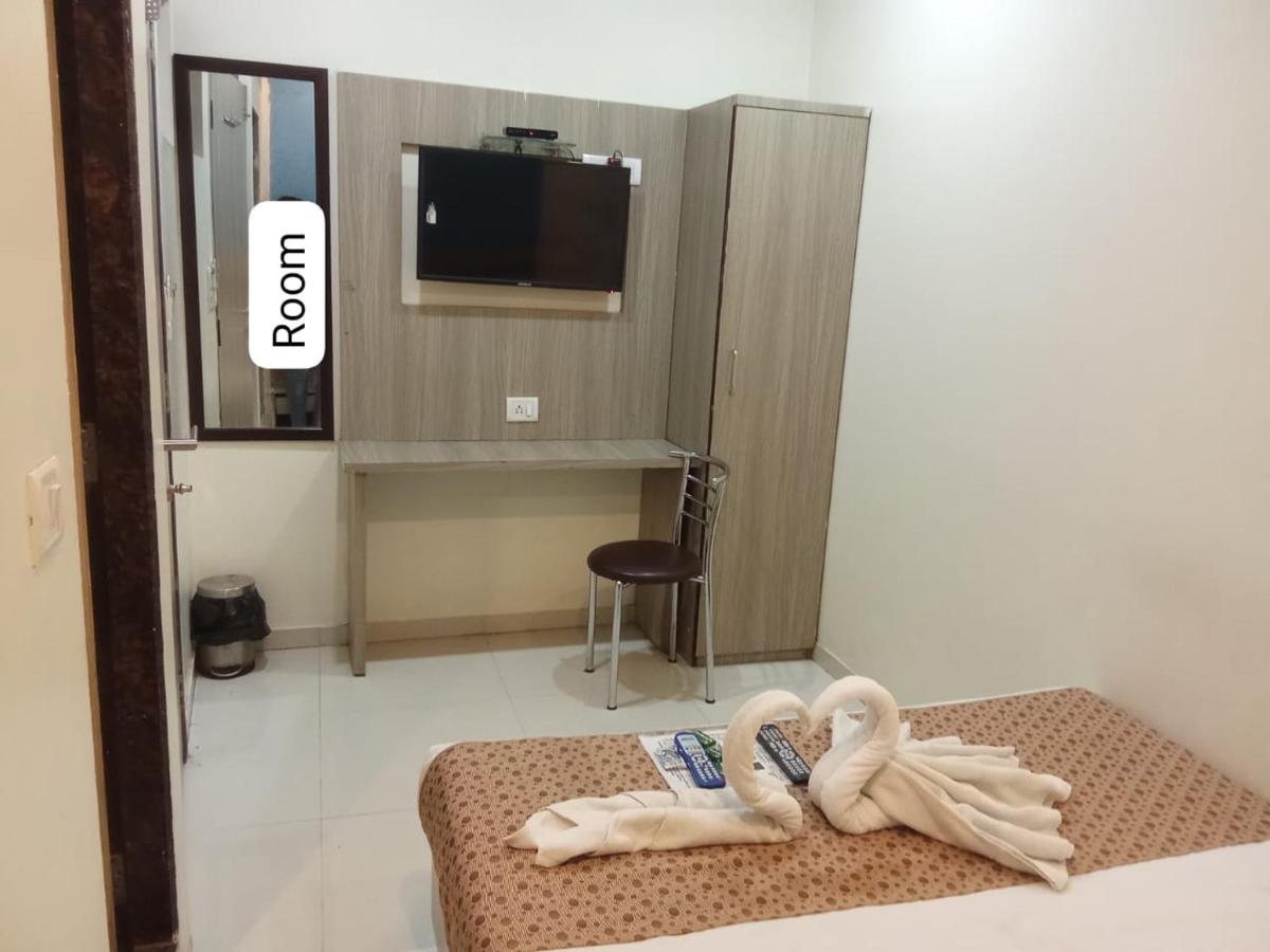 Hotel Time Gold Near Domestics Airport มุมไบ ภายนอก รูปภาพ