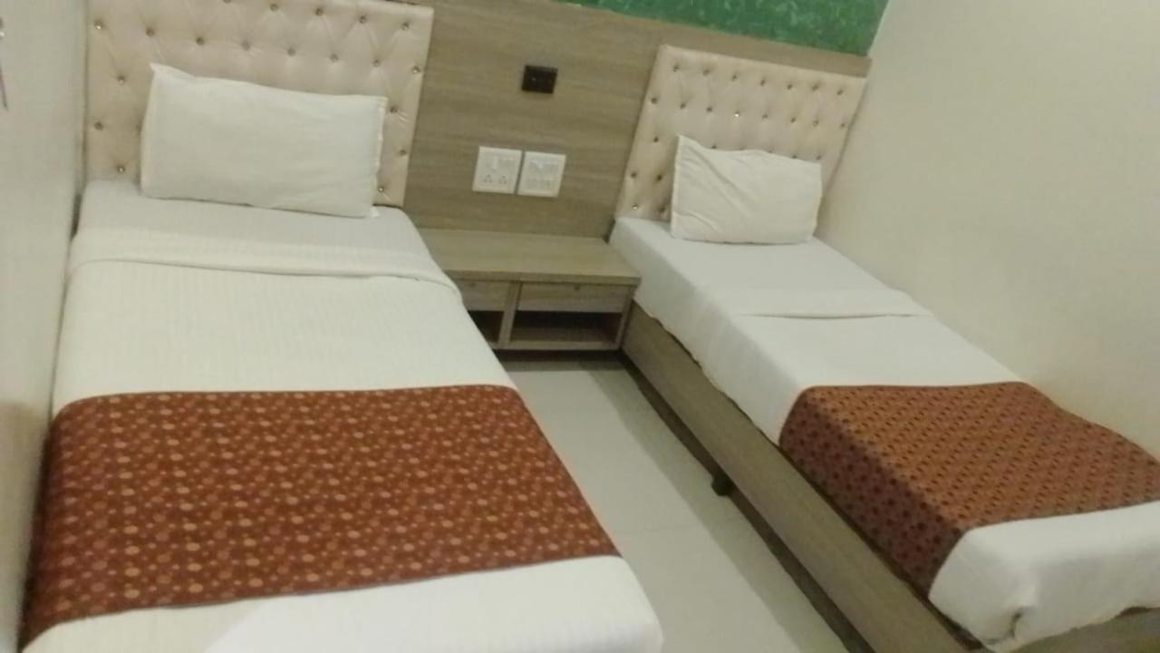 Hotel Time Gold Near Domestics Airport มุมไบ ภายนอก รูปภาพ