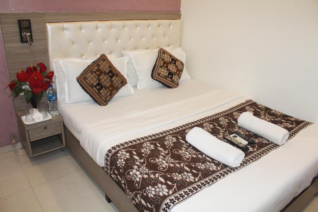 Hotel Time Gold Near Domestics Airport มุมไบ ภายนอก รูปภาพ