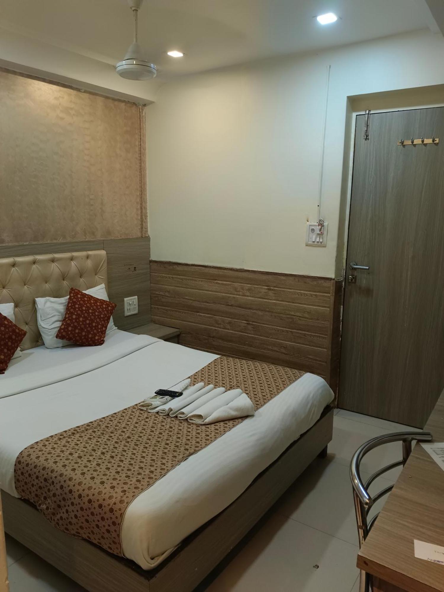 Hotel Time Gold Near Domestics Airport มุมไบ ภายนอก รูปภาพ