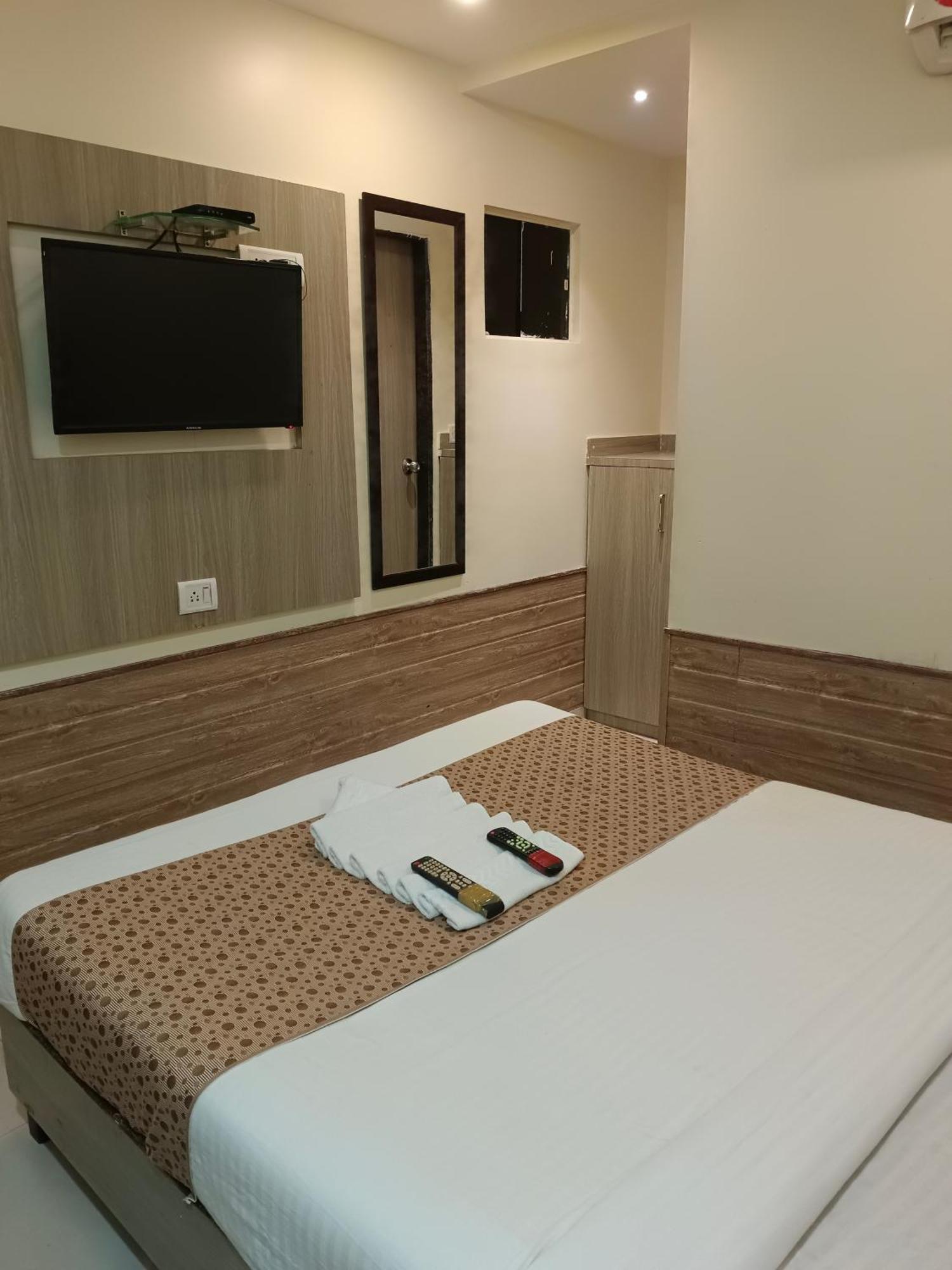 Hotel Time Gold Near Domestics Airport มุมไบ ภายนอก รูปภาพ
